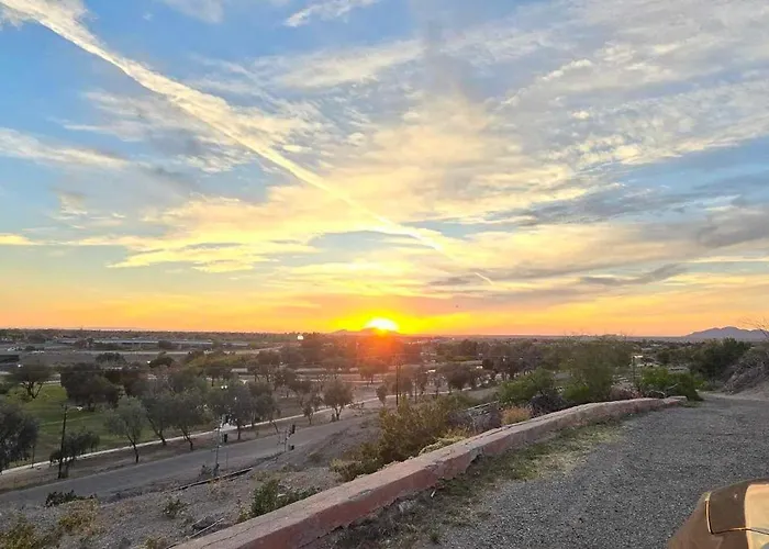 Casa Sunrise, Large Home, Minutes From Airport, Yrmc, Mexico Borders Holiday home